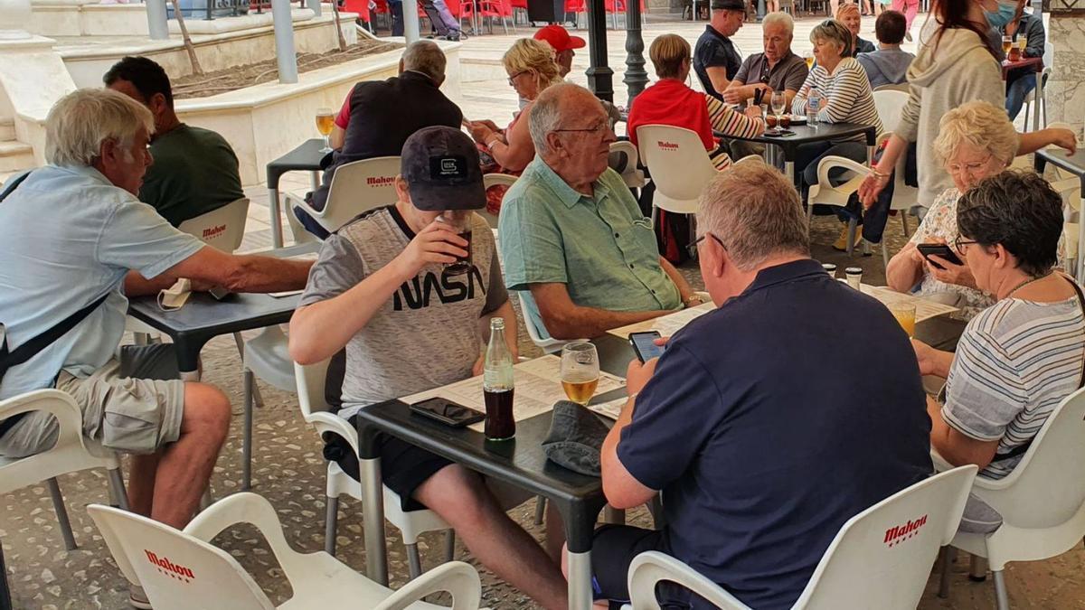 Extranjeros en una terraza de Málaga.