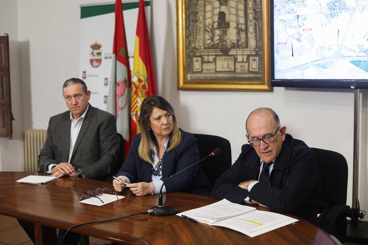De izquierda a derecha, Faúndez, Lorenzo y Jiménez explican los detalles del convenio.