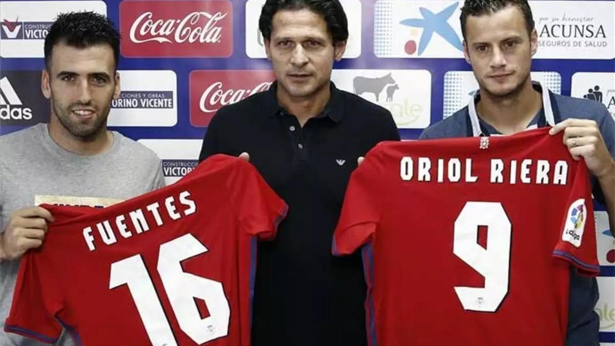 Juan Rafael Fuentes, en su presentación con Osasuna, con otro conocido del Córdoba CF, Oriol Riera.