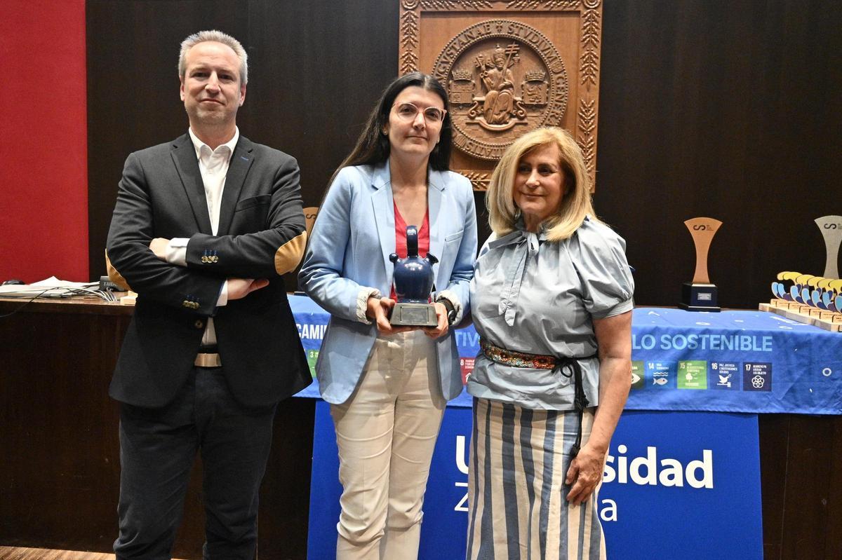 Ricardo Barceló, Raquel Machín y la viuda de Pepe Pardos, que da nombre al trofeo.