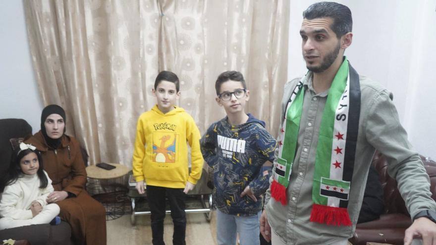 Arriba, Majad, con su mujer y sus hijos. Abajo, con su familia y sus padres antes de que estos regresaran de Zamora a Siria. A la derecha, el presidente de la Asociación Siria en España, en la plaza de la Marina. | JOSÉ LUIS FERNÁNDEZ / EFE