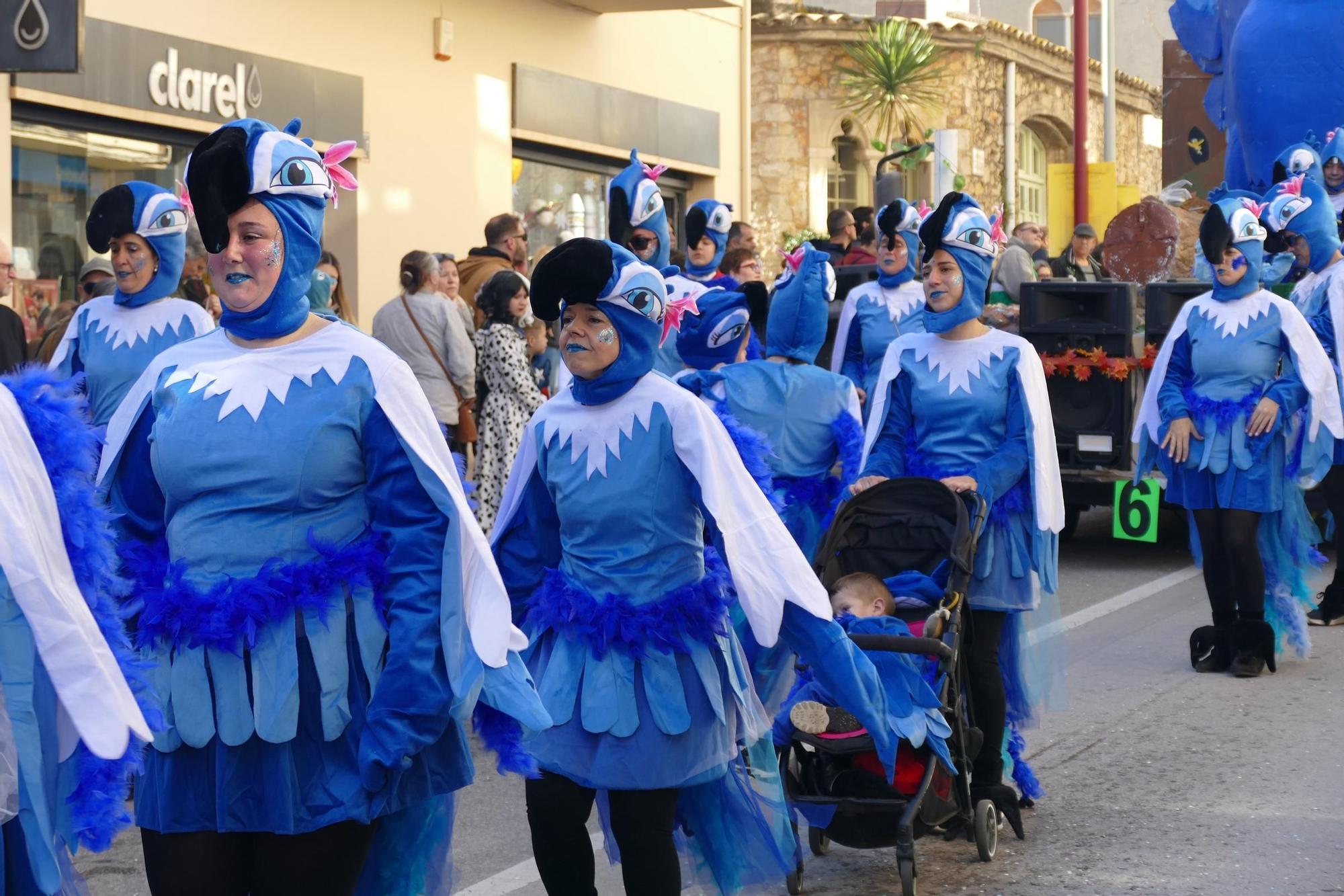 L'Escala s'acoloreix amb la rua de carnaval