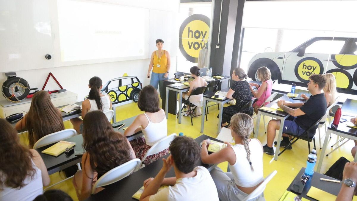 Aula de una autoescuela de Castelló, repleta de alumnos que aspiran a sacarse el carnet de conducir.