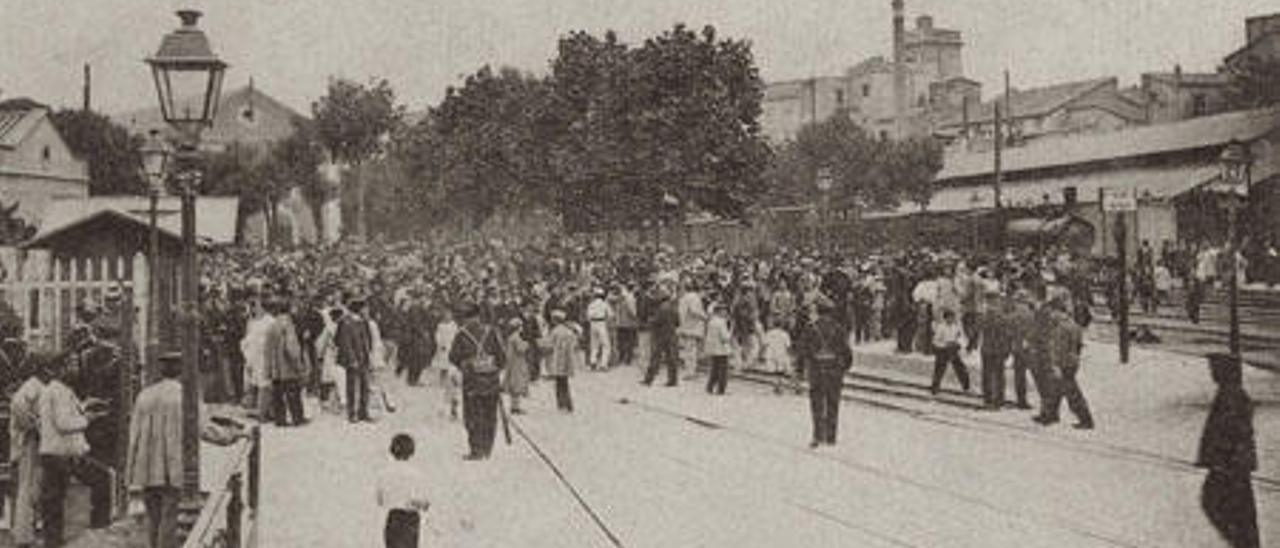 Imatge de les vies i les andanes de l´antiga estació de ferrocarril, al fons.