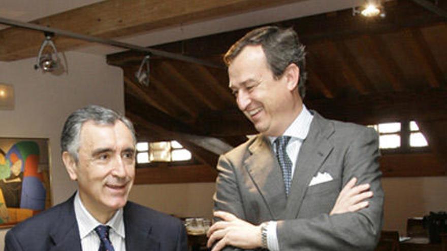 José María Castellano y César González-Bueno, en la antigua sede de la fundación Caixa Galicia en Santiago.  //  Xoán Álvarez