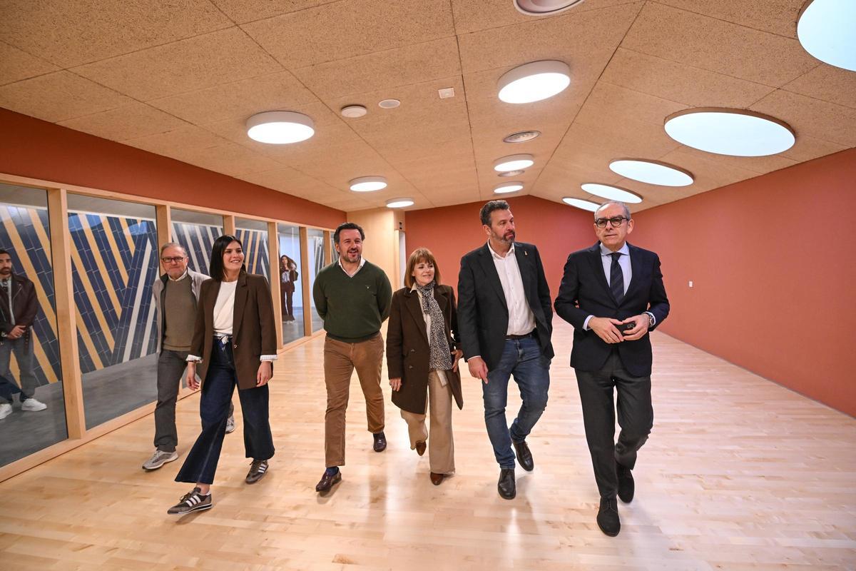 Miembros del gobierno municipal de Elche visitaron este viernes el pabellón inclusivo