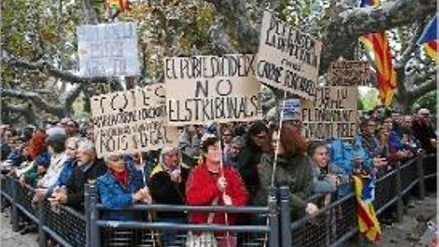 Concentració de suport a Carme Forcadell