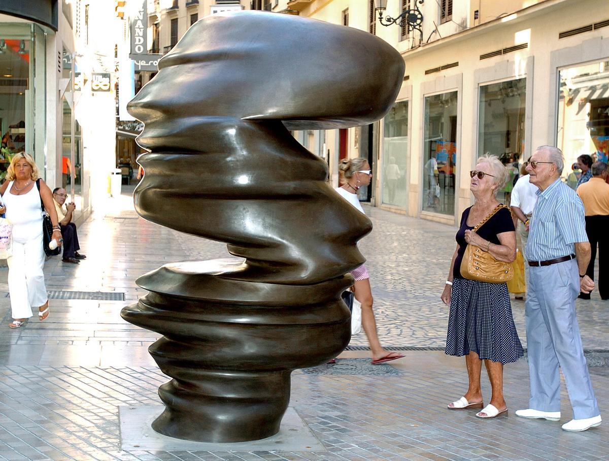 Varias personas observan la escultura urbana Points of View, del artista británico Tony Cragg, ubicada en una confluencia con la calle malagueña Larios. EFE/Rafael Díaz