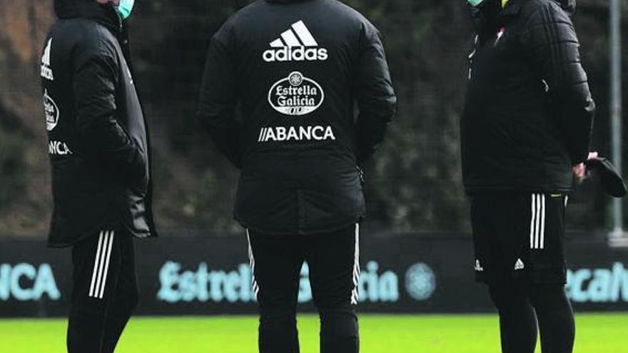 Óscar García (derecha), con su cuerpo técnico, en el entrenamiento de ayer en A Madroa. // RC Celta