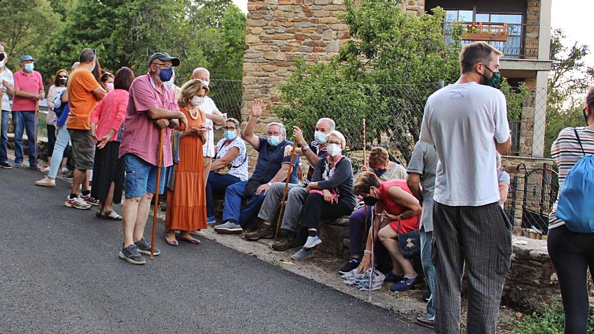 Vecinos de Rozas y San Juan se juntan para comentar la situación que viven por los perros. | A. Saavedra