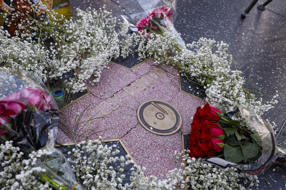 Los Angeles (United States), 25/08/2026.- People leave flowers and memorabilia at the Hollywood Walk of Fame star of singer and actress Dolly Parton following her death, in Hollywood, Los Angeles, California, USA, 25 August 2026. US country music legend Dolly Parton died at the age of 80, her family announced on social media on 25 August 2026. EFE/EPA/CHRIS TORRES
