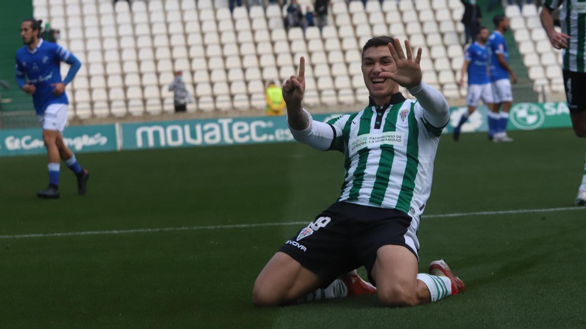 Adrián Fuentes celebra un gol ante el Xerez DFC
