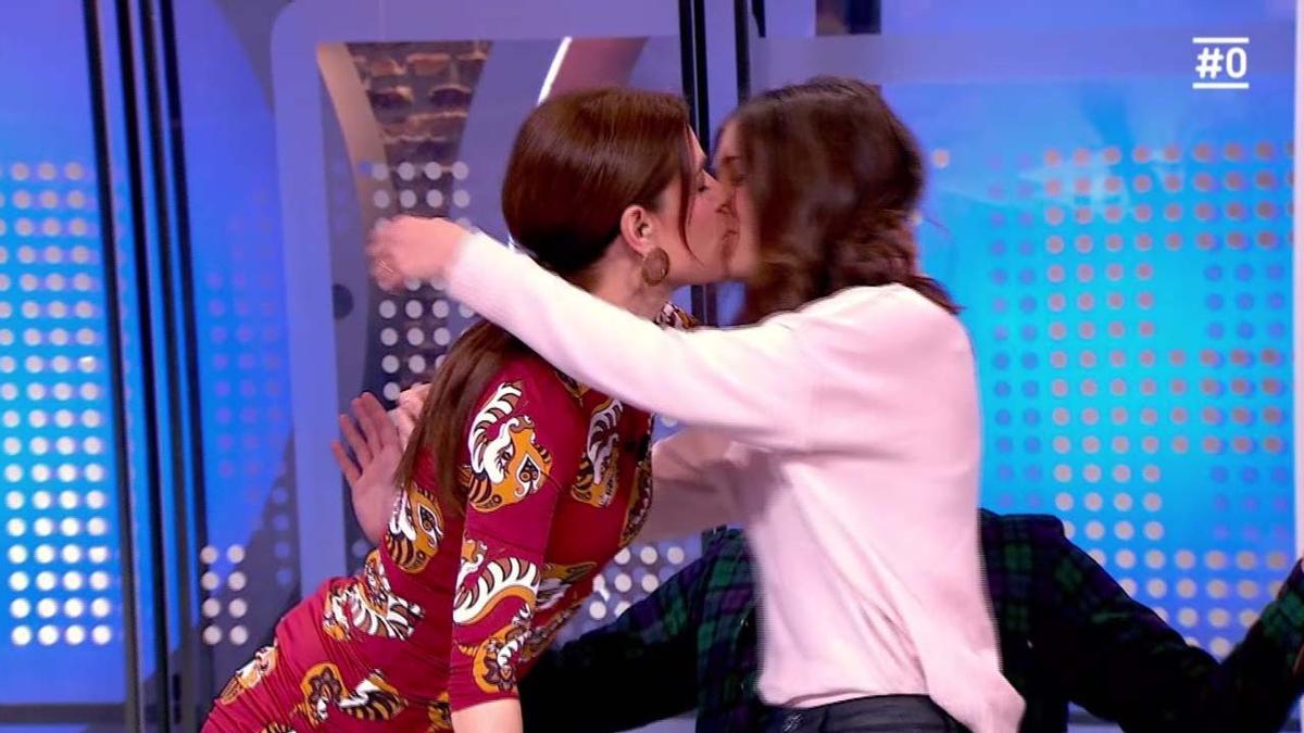 El petó: Raquel Sánchez Silva a Alba Carreres