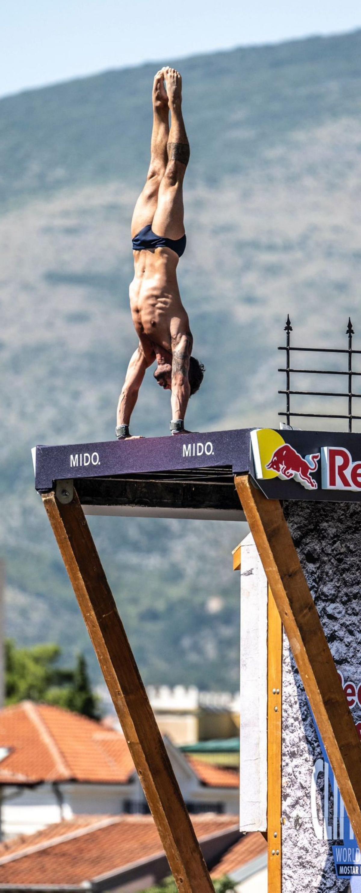 Carlos Gimeno antes de saltar desde la plataforma de Mostar. | | RED BULL