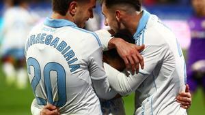 Aguirregabiria y Cuenca se abrazan sobre Rober González para celebrar el 1-0.