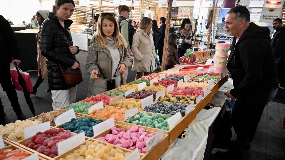 Un expositor en una feria de productos sin gluten.