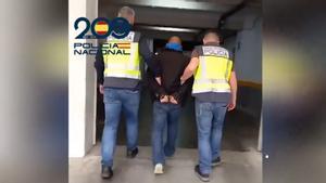 Agentes de la Policía Nacional, con el arrestado.