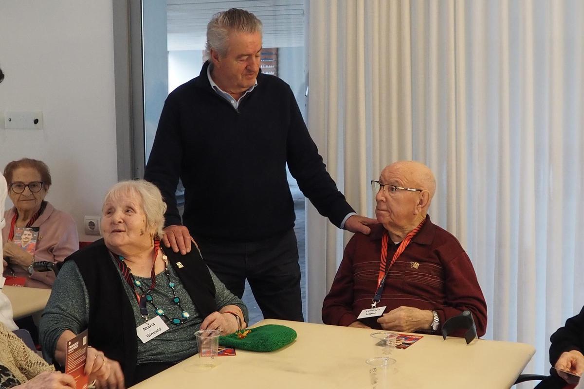 Paco Masrtínez, con dos pacientes.
