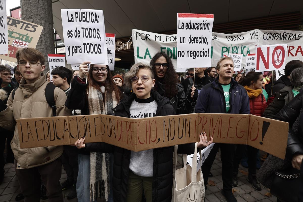 Varios activistas en una concentración convocada por la Coordinadora de las Plataformas en defensa de las 6 universidades públicas madrileñas el pasado mes de diciembre.