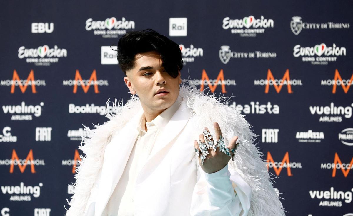 Sheldon Riley, en la Alfombra Turquesa de Eurovisión 2022.