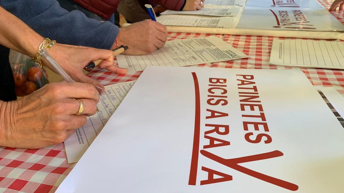 El pasado sábado se inició la campaña de recogida de firmas en el mercado de Pere Garau.