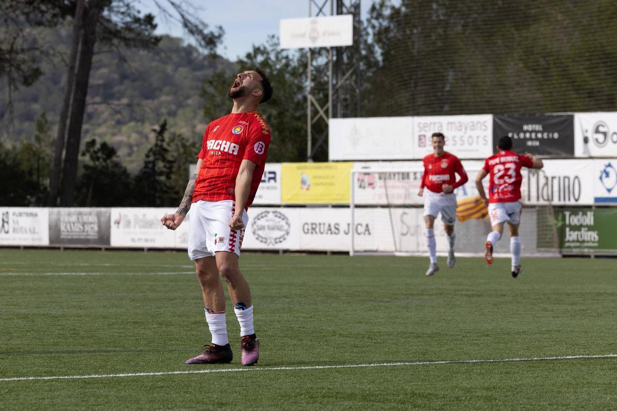 Galería: triunfo vital de la SD Ibiza en la lucha por la permanencia