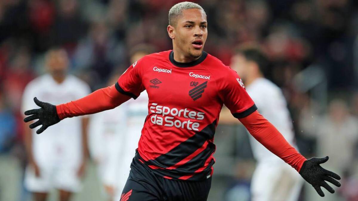 Vitor Roque celerando un gol con el Athletico Paranaense