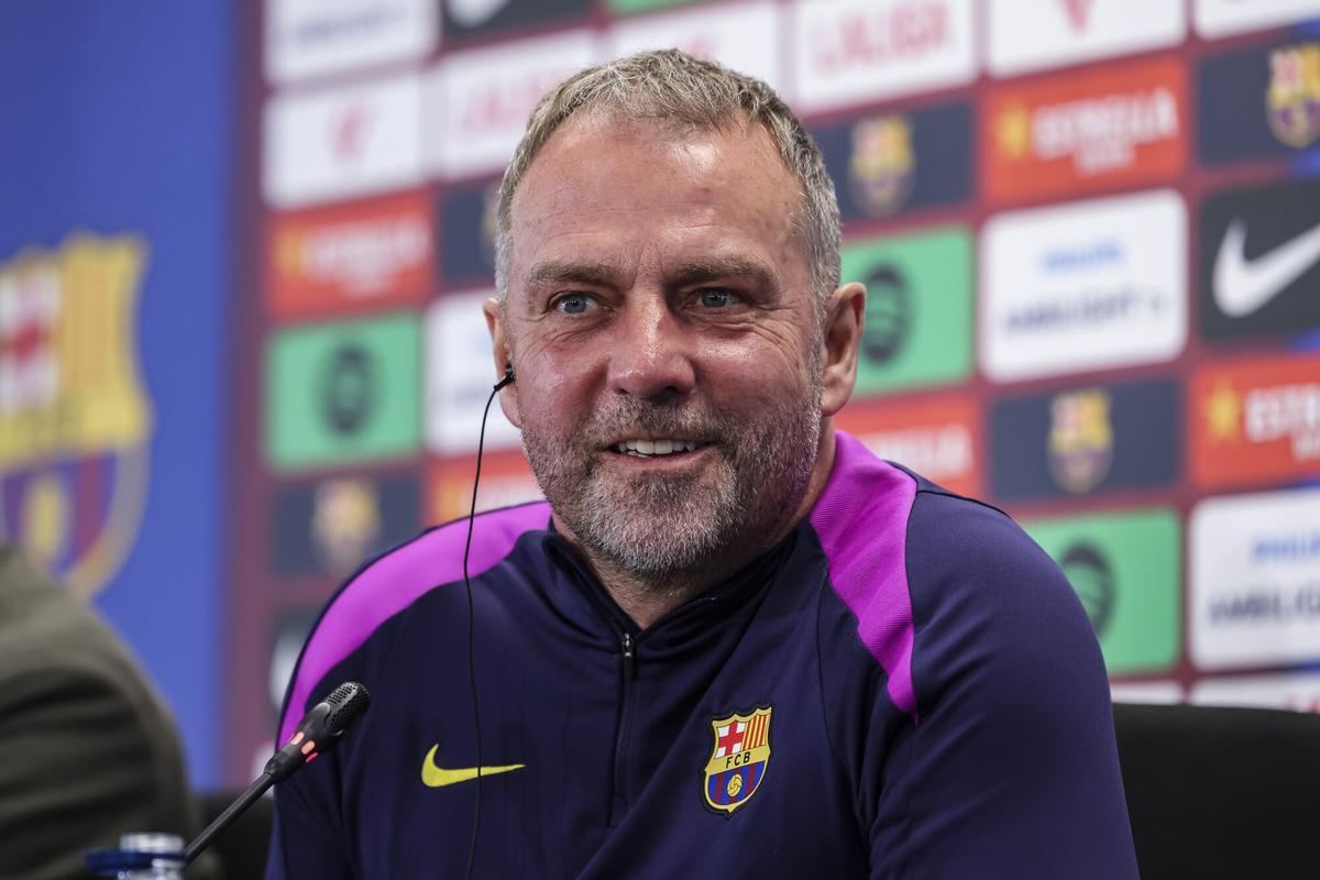 Hansi Flick atiende a una pregunta en la rueda de prensa previa al Barça-Levante.
