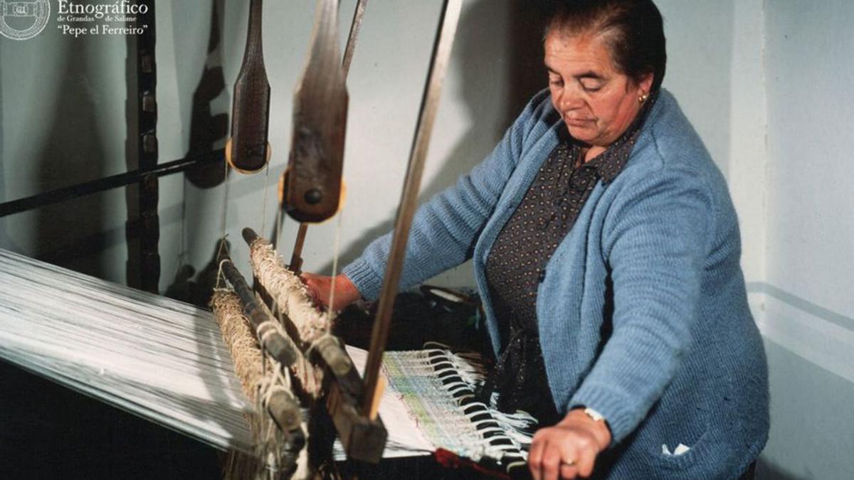 Robledo, en su telar del museo grandalés. | Museo Etnográfico de Grandas