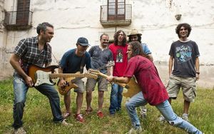 El grup Sopa de Cabra, al seu local d’assaig a la masia Can Pol de Montfullà.