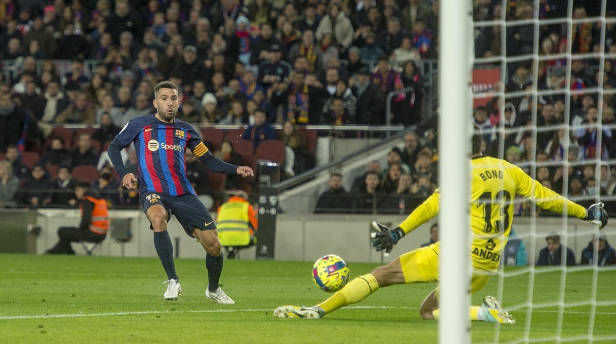 Alba supera a Bono con este chut para abrir el marcador durante el partido de liga contra el Sevilla