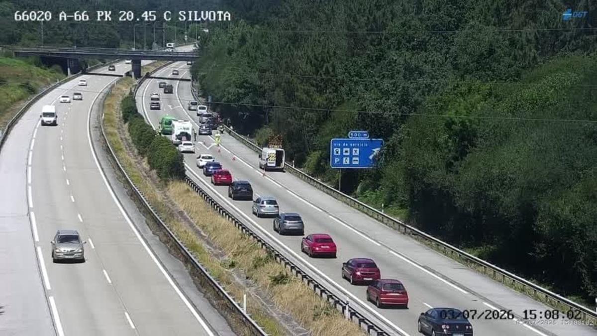 La zona donde tuvo lugar el accidente, con los coches en el arcén