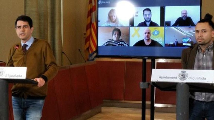 L&#039;alcalde d&#039;Igualada, Marc Castells, en la roda de premsa juntament amb Mario de la Torre, un dels responsables d&#039;Abacus