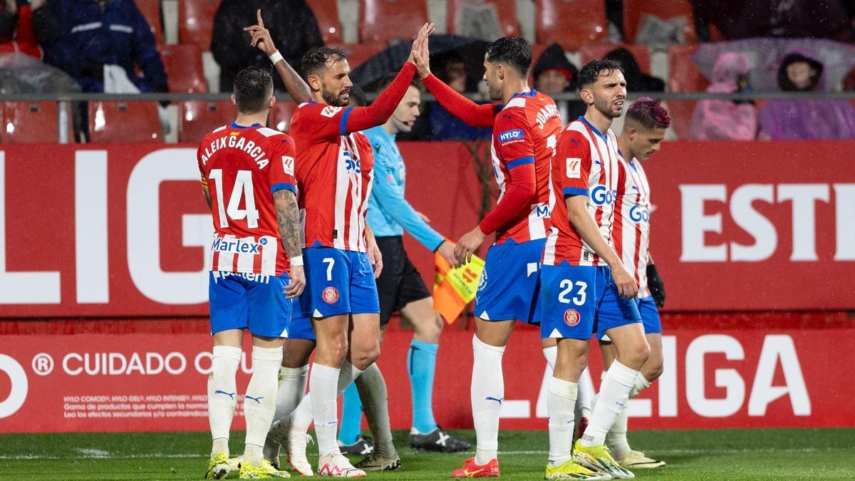 Los jugadores del Girona celebran la victoria ante el Rayo