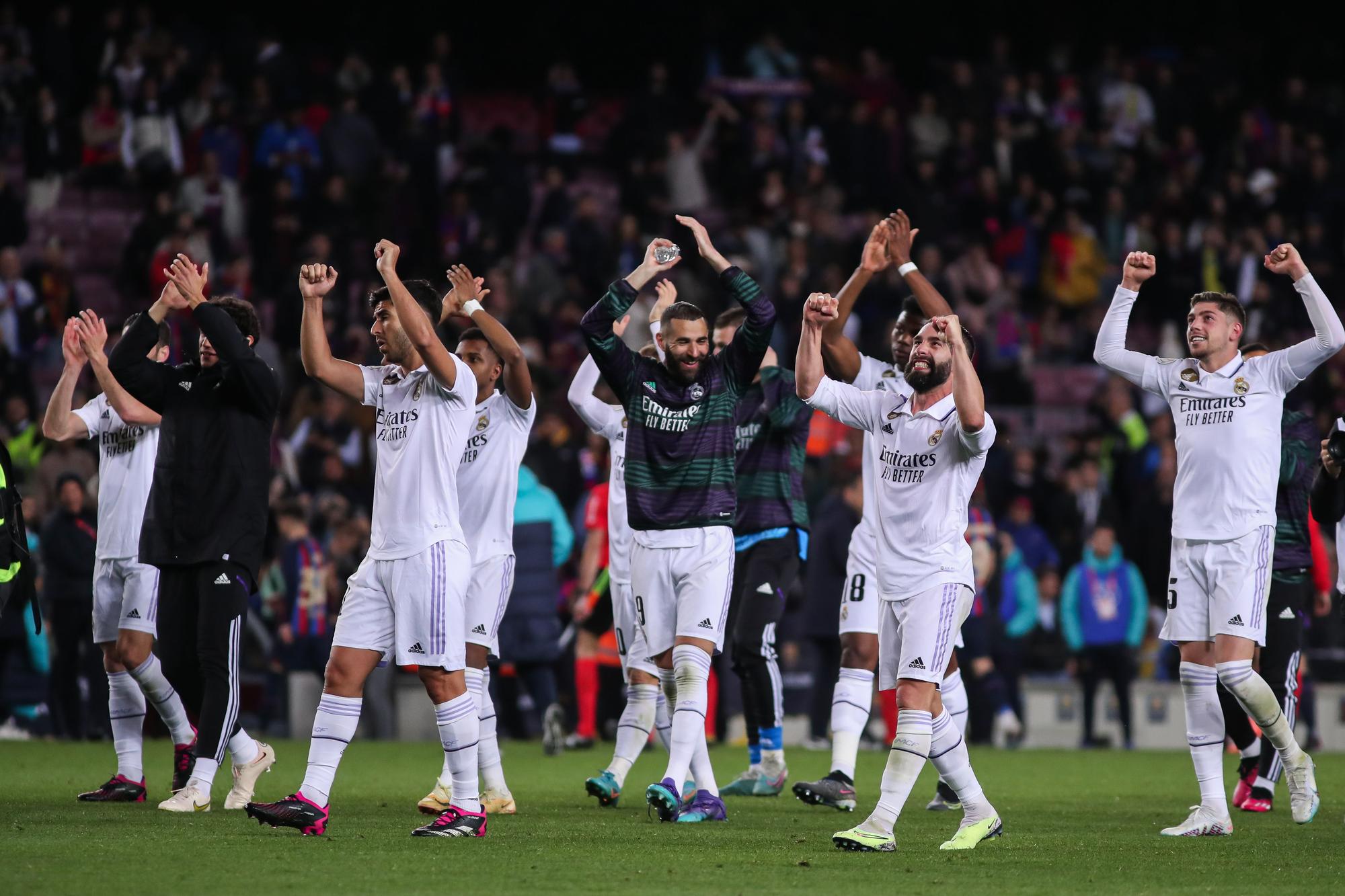 Los jugadores del Real Madrid celebran la goleada en el Camp Nou.
