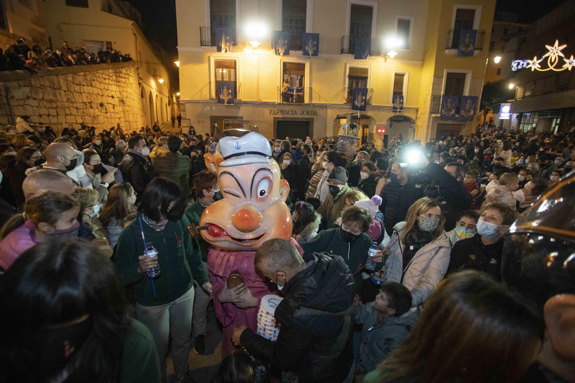 Ontinyent se vuelca en la "retreta" y el desfile de "Gegants i Cabets" por las fiestas de la Purísima