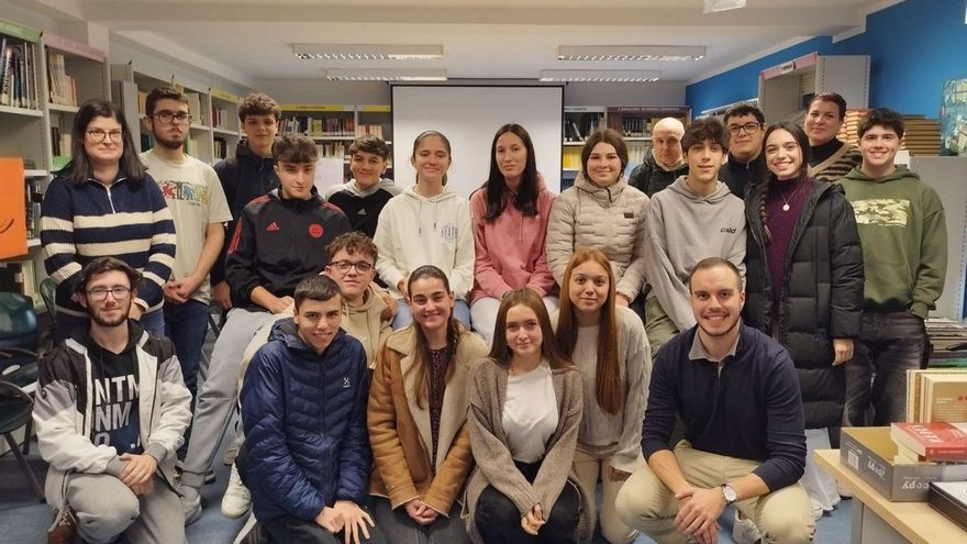 Los alumnos y profesores del IES de Arriondas, junto a Omar Orgeira. | JULIA QUINCE