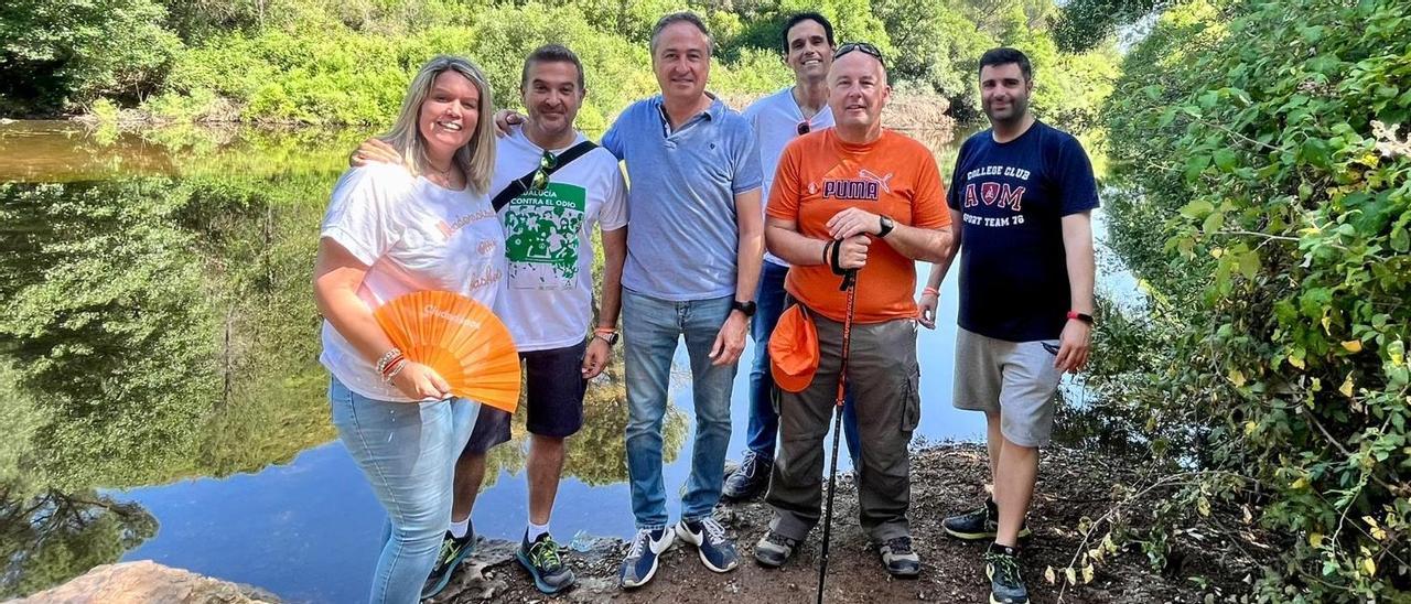 Ángel Pimentel, con miembros de Ciudadanos en el arroyo Bejarano de Córdoba, este sábado.