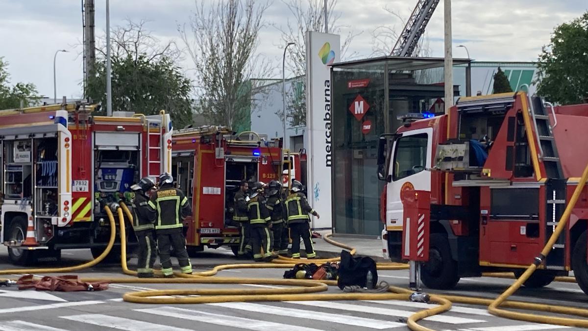 Incendio en la nave de la empresa cárnica Schara en Mercabarna.