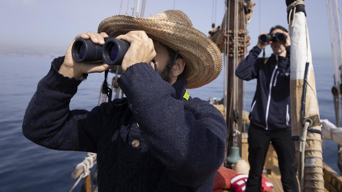 Sergi R. Basolí, el capitán del Ría de Ferrol, y la bióloga Julia Gostischa, en su última salida, este martes. Es el primer barco tradicional que embarca a turistas para avistar ballenas.