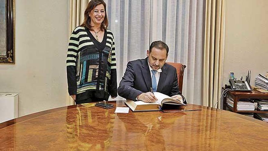 Las palabras del ministro Ãbalos, en la imagen con la presidenta Armengol en el Consoltat, caen como una bomba en precampaÃ±a.