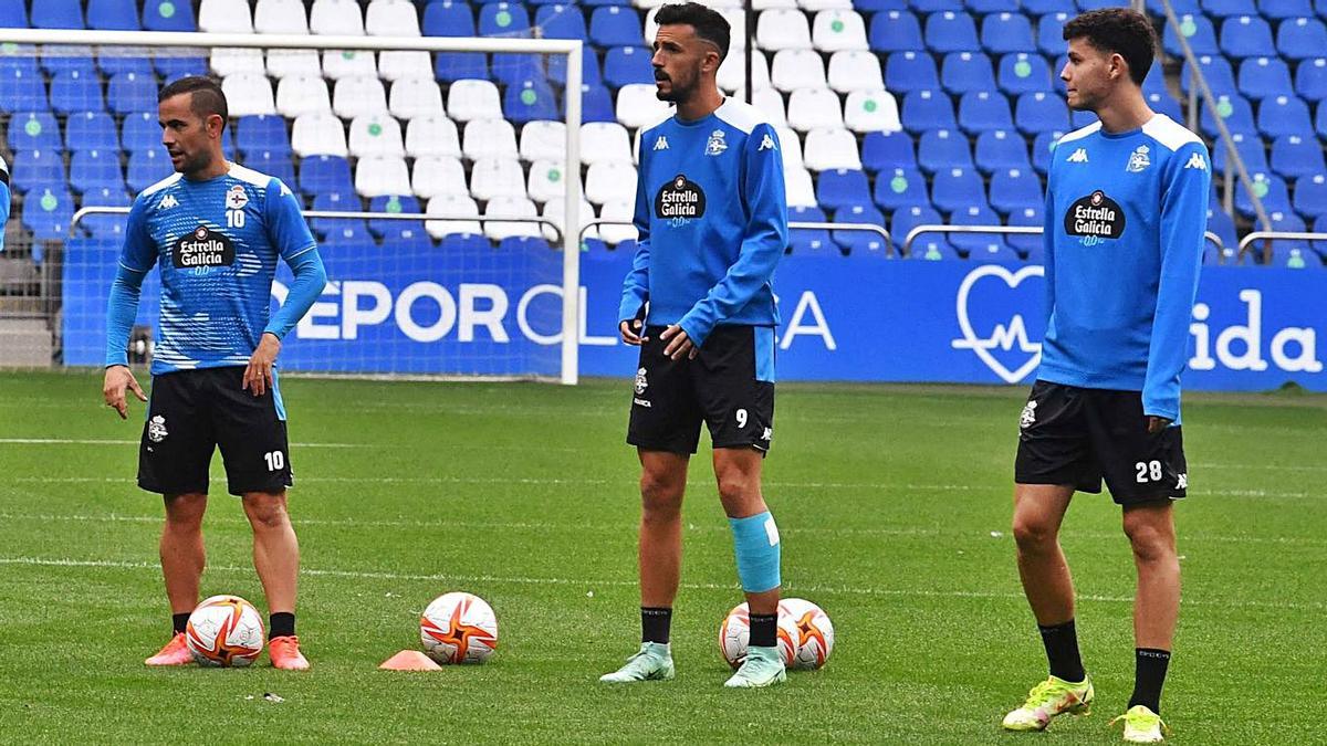 Trilli, a la derecha, junto a Menudo y Quiles, ayer en el estadio de Riazor. |  // VÍCTOR ECHAVE