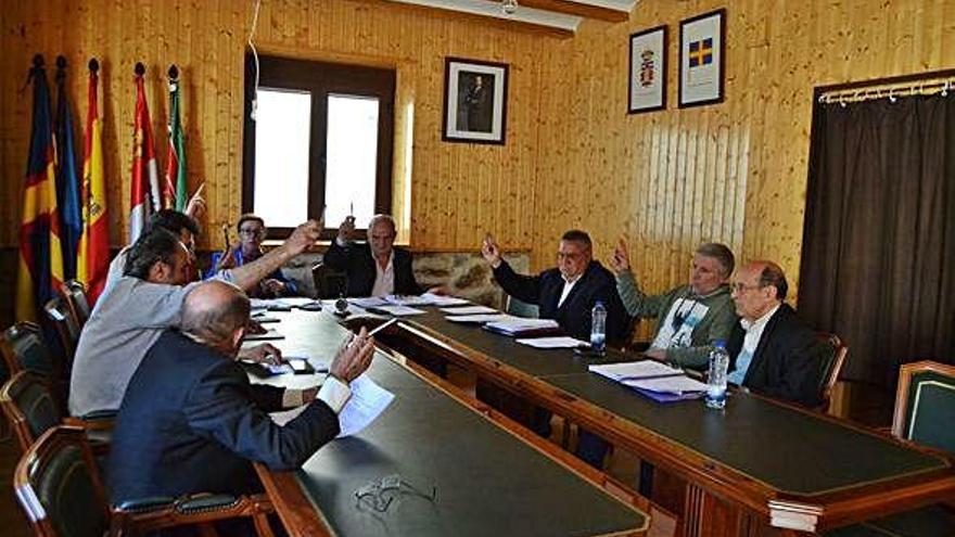 Un momento de la sesión plenaria del Ayuntamiento de Galende.