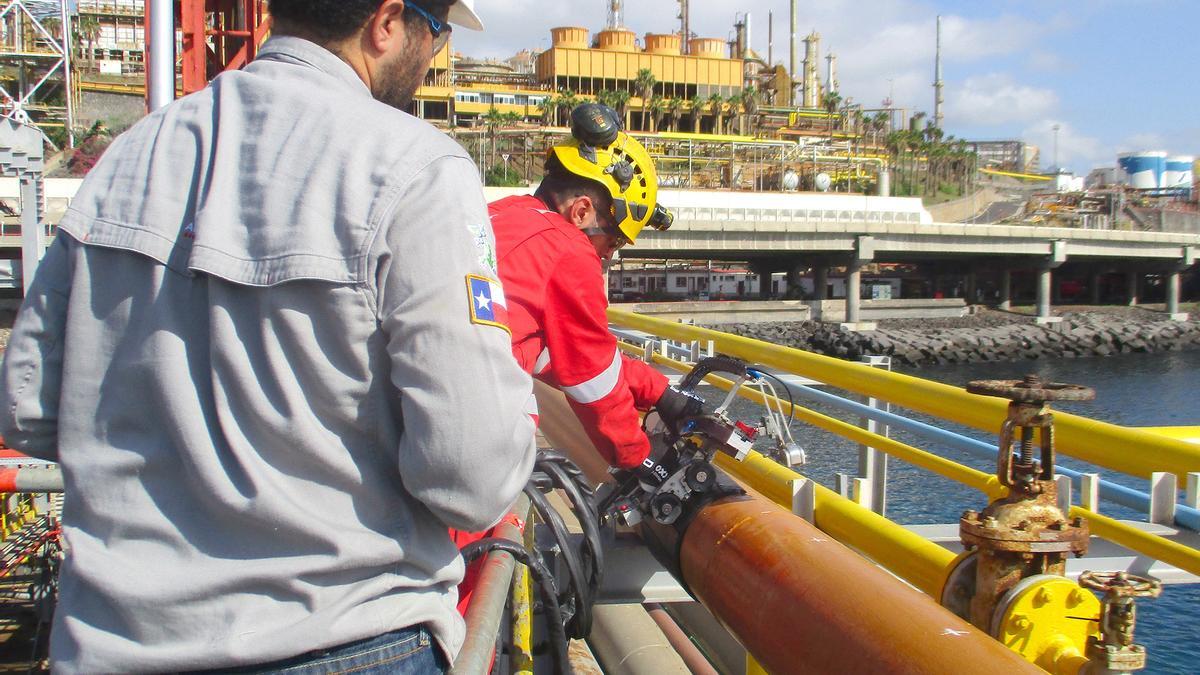 Pruebas con un robot de ultrasonido en la Refinería, en Santa Cruz de Tenerife.