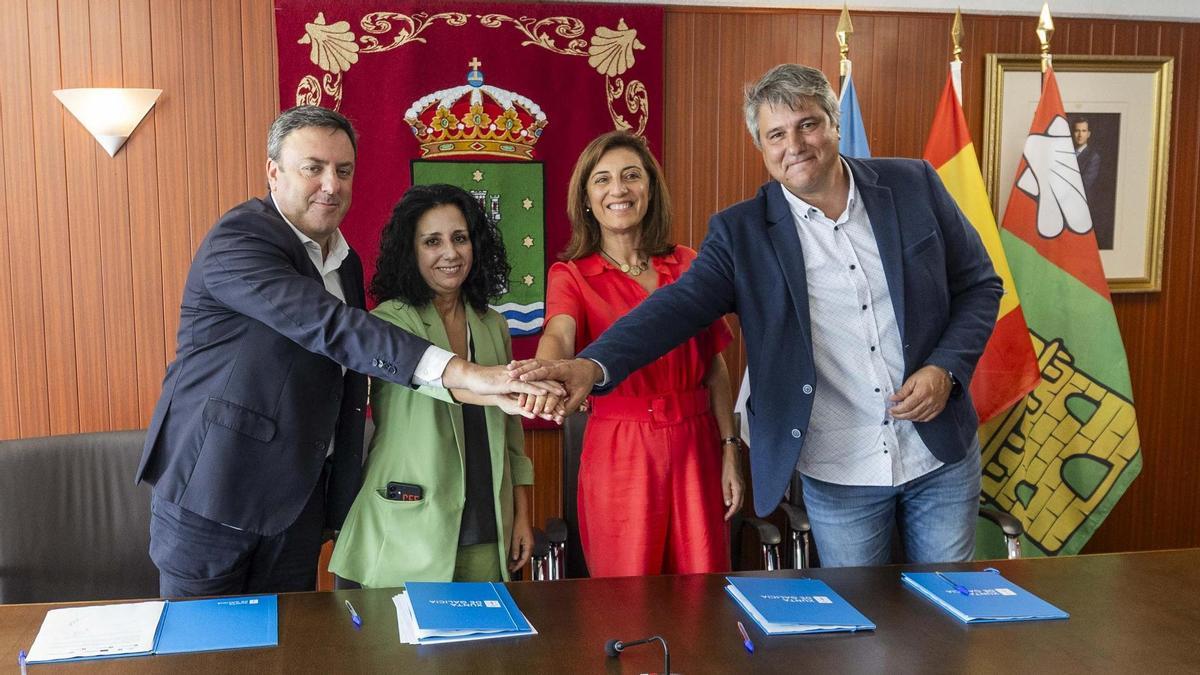 Pola esquerda, Valentín González, Margarita Lamela, Ángeles Vázquez e Francisco Xabier Domínguez, este venres en Cee.
