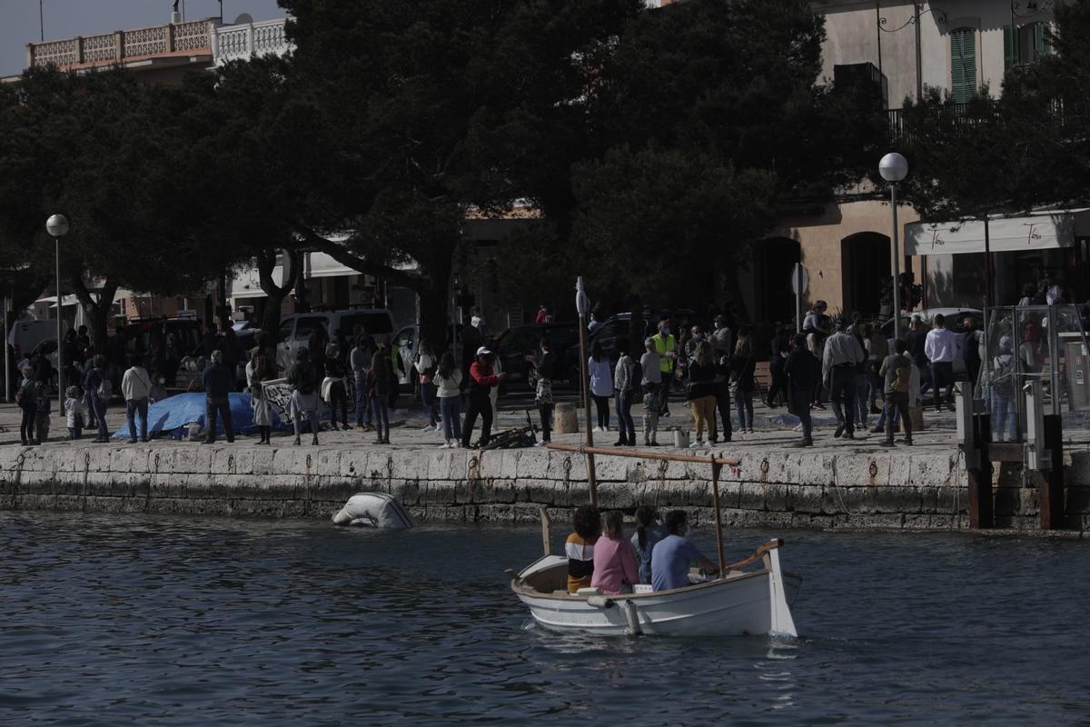 Centenares de personas forman la cadena humana para salvar el Moll de Portocolom Centenares de personas forman la cadena humana para salvar el Moll de Portocolom