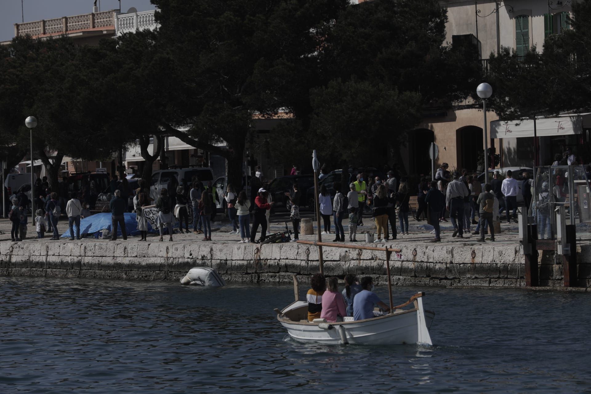 Centenares de personas forman la cadena humana para salvar el Moll de Portocolom