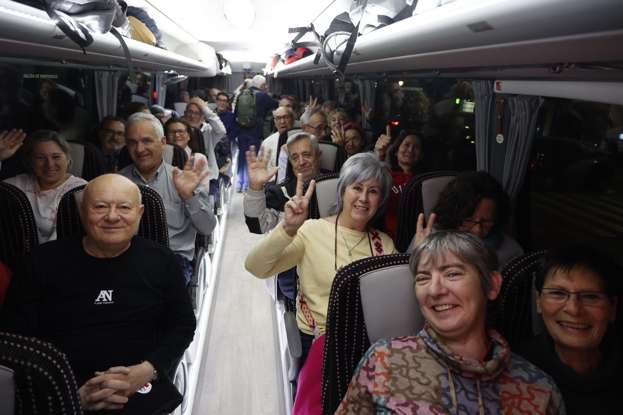 Los participantes, dentro del autobús, han emprendido el viaje con ilusión.