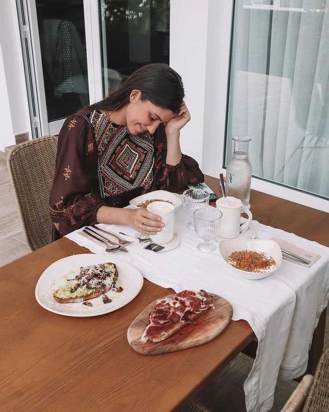 María García de Jaime desayuna con vestido boho de Zara