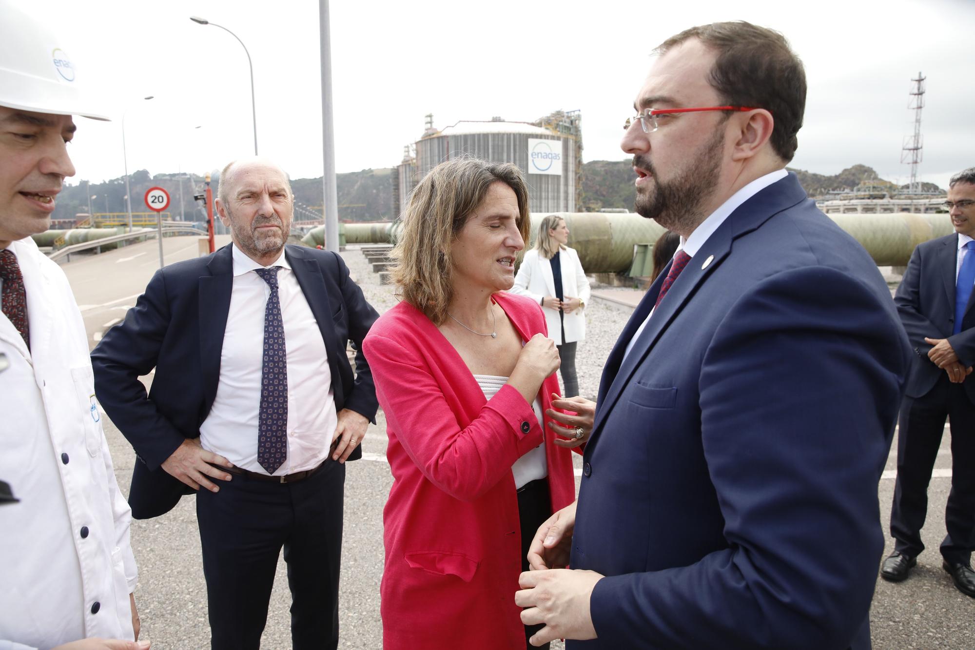 Teresa Ribera visita la planta regasificadora de El Musel